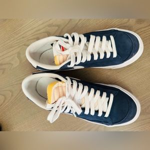 navy and white sneakers. Original Nike. size 6.5. great condition. True to size